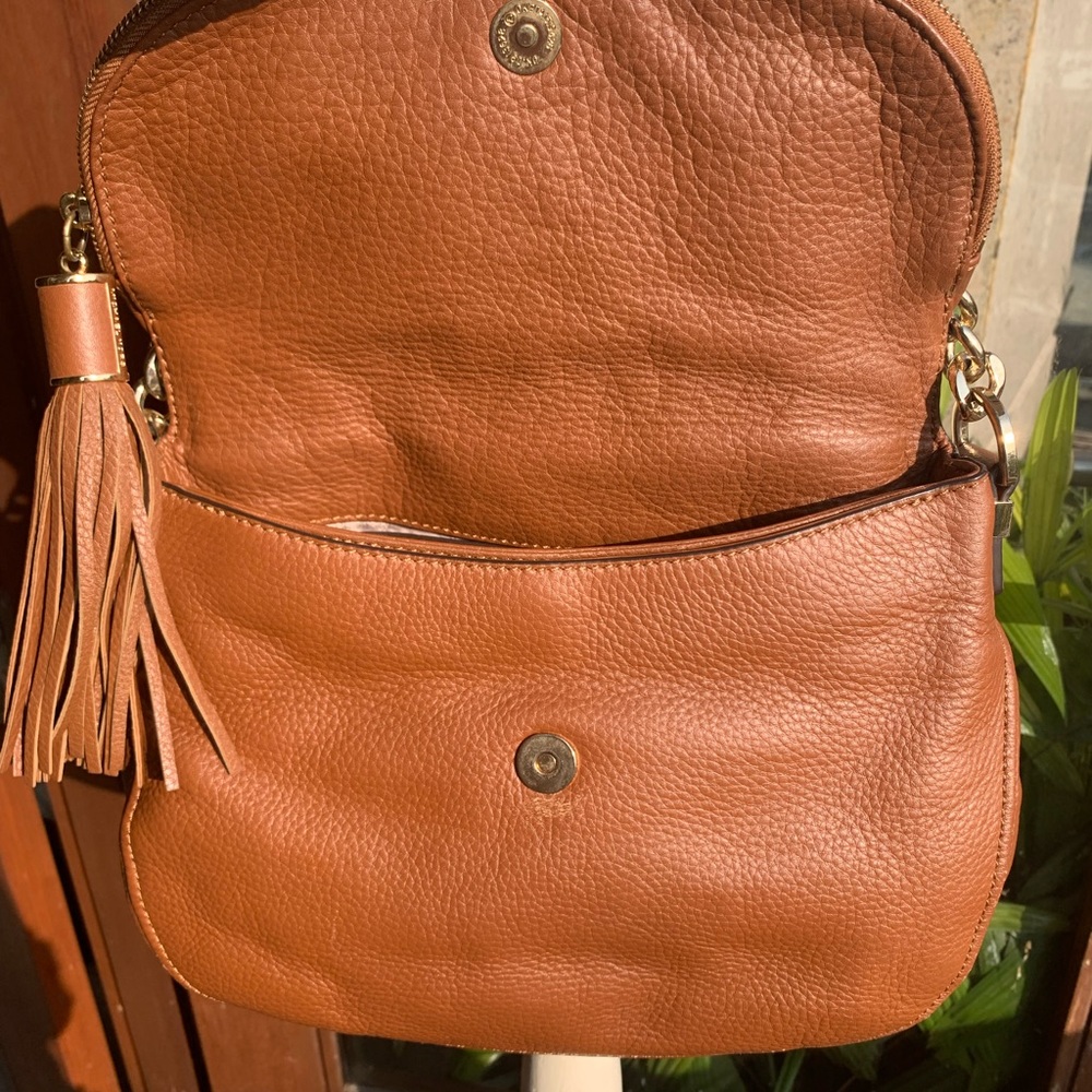 MICHAEL KORS Medium Bedford Tassel Convertible Bag. Very Gently used. - Picture 4 of 9